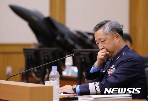 【계룡=뉴시스】강종민 기자 = 20일 오전 충남 계룡대에서 열린 국회 국방위원회의 공군본부에 대한 국정감사에서 이왕근 공군참모총장이 위원들의 질의에 답변한 뒤 기침을 하며 목을 가다듬고 있다. 2017.10.20.&nbsp; ppkjm@newsis.com