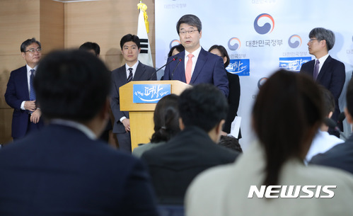 【서울=뉴시스】김선웅 기자 = 20일 오전 서울 종로구 정부서울청사에서 김지형 신고리 5·6호기 공론화위원장이 공론화 결과를 발표하고 있다.  신고리 5·6호기 공론화 위원회는 공론회 결과 '건설 재개'를 정부에 권고하기로 결정했다. 2017.10.20.  mangusta@newsis.com