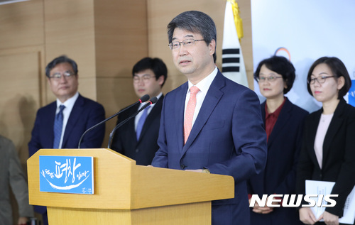 【서울=뉴시스】김선웅 기자 = 20일 오전 서울 종로구 정부서울청사에서 김지형 신고리 5·6호기 공론화위원장이 공론화 결과를 발표하고 있다. 신고리 5·6호기 공론화 위원회는 공론회 결과 '건설 재개'를 정부에 권고하기로 결정했다. 2017.10.20. mangusta@newsis.com