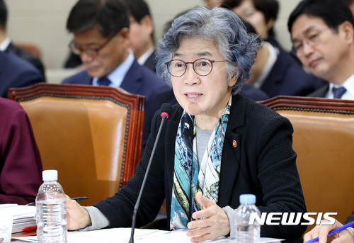 【서울=뉴시스】이영환 기자 = 20일 오전 서울 여의도 국회 정무위원회 회의실에서 열린 국민권익위원회·국가보훈처·한국보훈복지의료공단·독립기념관·88관광개발 국정감사에 참석한 박은정 국민권익위원장이 의원들의 질의에 답하고 있다. 2017.10.20. 20hwan@newsis.com