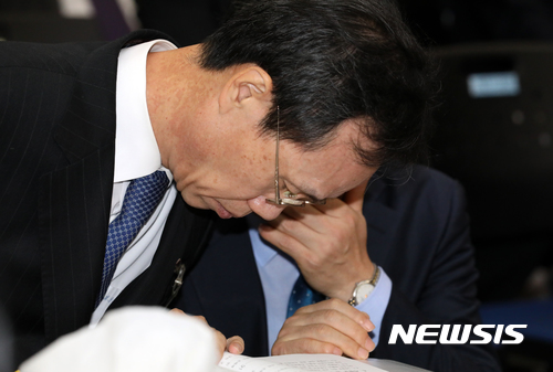 【서울=뉴시스】박진희 기자 = 강형주 서울중앙지법원장이 20일 오전 서울 서초구 서울고등법원에서 국회 법제사법위원회 서울고등법원, 서울중앙지방법원, 서울가정법원, 서울행정법원 등 14개 기관 국정감사에 출석하여 국감 준비를 하고 있다. 2017.10.20. pak7130@newsis.com 