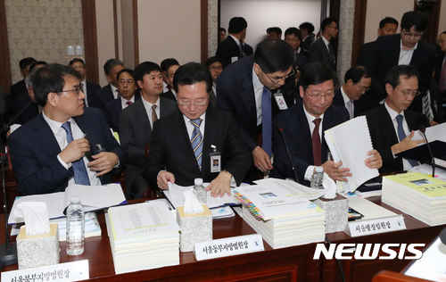 【서울=뉴시스】박진희 기자 = 20일 오전 서울 서초구 서울고등법원에서 국회 법제사법위원회 서울고등법원, 서울중앙지방법원, 서울가정법원, 서울행정법원 등 14개 기관 국정감사가 열리고 있다. 사진 왼쪽부터 노태악 서울북부지방법원장, 이승영 서울동부지방법원장, 황병하 서울행정법원장, 김형주 서울중앙지방법원장. 2017.10.20.pak7130@newsis.com