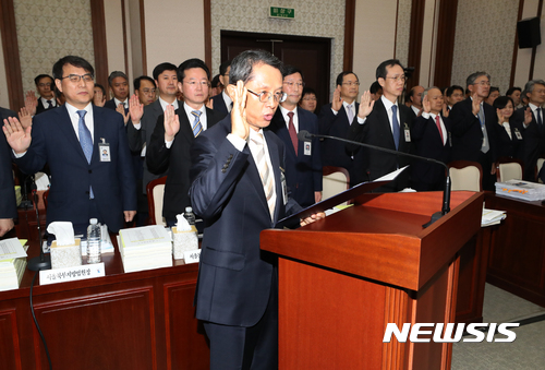 【서울=뉴시스】박진희 기자 = 최완주 서울고등법원장을 비롯한 전국지법원장들이 20일 오전 서울 서초구 서울고등법원에서 국회 법제사법위원회 서울고등법원, 서울중앙지방법원, 서울가정법원, 서울행정법원 등 14개 기관 국정감사에 출석하여 선서를 하고 있다. 2017.10.20. pak7130@newsis.com