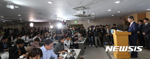 【서울=뉴시스】김선웅 기자 = 20일 오전 서울 종로구 정부서울청사에서 김지형 신고리 5·6호기 공론화위원장이 공론화 결과를 발표하고 있다.  신고리 5·6호기 공론화 위원회는 공론회 결과 '건설 재개'를 정부에 권고하기로 결정했다. 2017.10.20.  mangusta@newsis.com