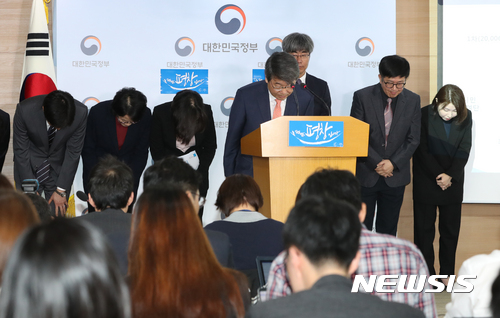 【서울=뉴시스】김선웅 기자 = 20일 오전 서울 종로구 정부서울청사에서 김지형 신고리 5·6호기 공론화위원장이 대정부 권고안 발표를 마친 후 인사를 하고 있다.  신고리 5·6호기 공론화 위원회는 공론회 결과 '건설 재개'를 정부에 권고하기로 결정했다. 2017.10.20.  mangusta@newsis.com