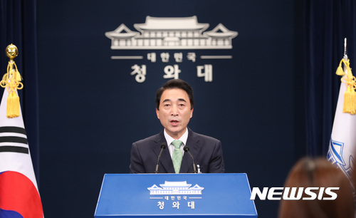 【서울=뉴시스】전진환 기자 = 신고리 5,6호기 공론화위원회가 '건설 재개'로 대정부 권고안을 발표한 20일 오전 박수현 청와대 대변인이 춘추관에서 '신고리공론화위의 권고안을 존중하고 겸허하게 받아 들인다', '후속조치가 이행되도록 최선을 다하겠다'고 브리핑하고 있다. 2017.10.17. amin2@newsis.com