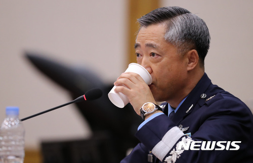【계룡=뉴시스】강종민 기자 = 20일 오전 충남 계룡대에서 열린 국회 국방위원회의 공군본부에 대한 국정감사에서 이왕근 공군참모총장이 위원들의 질의에 답변하며 물을 마시고 있다. 2017.10.20.&nbsp; ppkjm@newsis.com