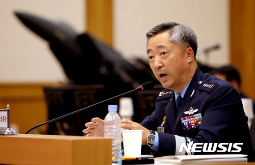 【계룡=뉴시스】강종민 기자 = 20일 오전 충남 계룡대에서 열린 국회 국방위원회의 공군본부에 대한 국정감사에서 이왕근 공군참모총장이 위원들의 질의에 답변하고 있다. 2017.10.20. ppkjm@newsis.com