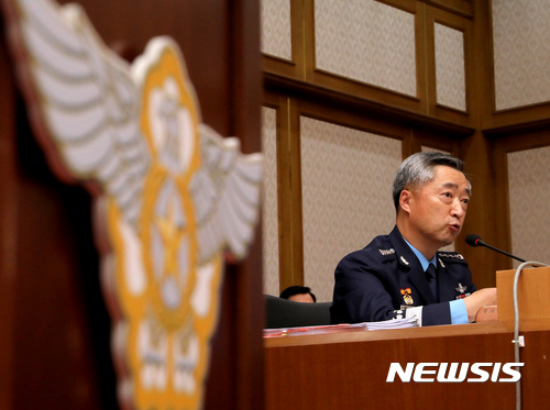 【계룡=뉴시스】강종민 기자 = 20일 오전 충남 계룡대에서 열린 국회 국방위원회의 공군본부에 대한 국정감사에서 이왕근 공군참모총장이 위원들의 질의에 답변하고 있다. 2017.10.20. ppkjm@newsis.com