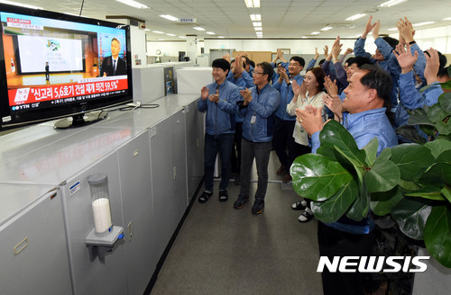 【울산=뉴시스】배병수 기자 = 20일 신고리 5,6호기 공사재개가 확정되자 울산시 울주군 새울원자력본부 직원들이 환호를 하고 있다. 2017.10.21.  bbs@newsis.com. 