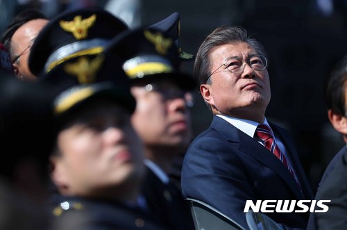 【서울=뉴시스】전신 기자 = 문재인 대통령이 20일 서울 광화문광장에서 열린 경찰의날 기념식에서 경찰특공대의 헬기 이용 건물 고공침투 시범을 지켜보고 있다. 2017.10.20. photo1006@newsis.com