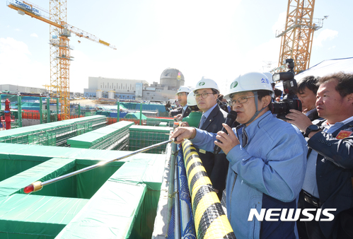 【울산=뉴시스】배병수 기자 = 신고리 5,6호기 공사재개확정이 발표일인 20일 산업중기위 국정감사 의원들은 울산시 울주군 신고리 5,6호기 공사현장을 방문 관계자로부터 공사현황 설명을 듣고 있다. 2017.10.20.  bbs@newsis.com.