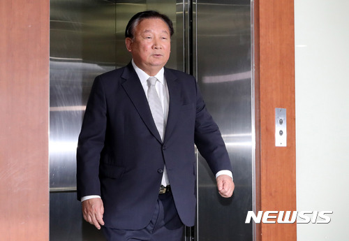 【서울=뉴시스】배훈식 기자 = 20일 오후 서울 여의도 자유한국당 당사에서 열린 윤리위원회에 참석하는 정주택 중앙윤리위원장이 승강기에서 내리고 있다. 2017.10.20. dahora83@newsis.com