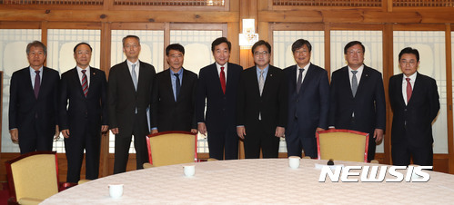 【서울=뉴시스】전진환 기자 = 20일 오후 신고리 5·6호기 공론화위원회의 '건설 재개' 권고안의 후속조치 논의를 위한 고위 당정청회의가 열린 서울 삼청동 총리공관에서 열렸다. 이날 회의엔 우원식 더불어민주당 원내대표, 김태년 정책위의장, 이춘석 사무총장, 이낙연 국무총리, 백운규 산업부 장관, 홍남기 국무조정실장, 장하성 청와대 정책실장, 김수현 사회수석, 전병헌 정무수석이 참석했다. 2017.10.20. photo@newsis.com