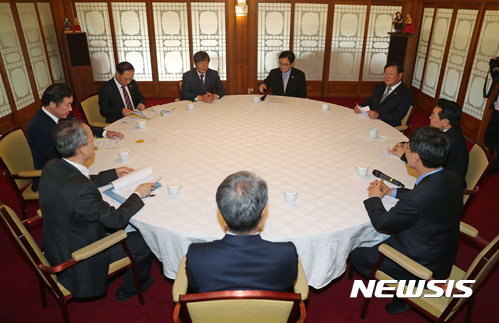 【서울=뉴시스】전진환 기자 = 신고리 5·6호기 공론화위원회의 '건설 재개' 권고안이 발표된 20일 오후 고위 당정청회의가 열린 서울 삼청동 총리공관에서 참석자들이 후속 조치를 논의하고 있다. 2017.10.20. amin2@newsis.com