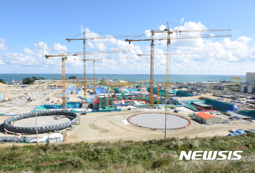 【울산=뉴시스】배병수 기자 = 신고리 5·6호기 공사재개가 확정된 20일 울산시 울주군 서생면 신고리 5·6호기 공사현장 저 너머에 뭉개구름이 피어오르고 있다.2017.10.20.&nbsp;&nbsp; bbs@newsis.com.