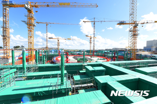 【울산=뉴시스】배병수 기자 = 신고리 5·6호기 공사재개가 확정된 20일 울산시 울주군 서생면 신고리 5·6호기 공사현장 저 너머에 뭉개구름이 피어오르고 있다. 2017.10.20. bbs@newsis.com.