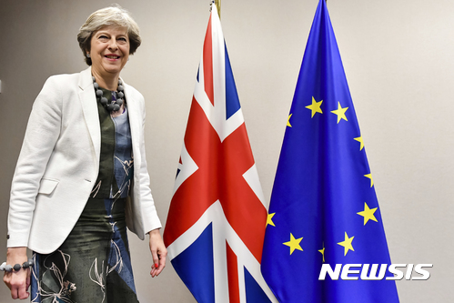 【브뤼셀=AP/뉴시스】테리사 메이 영국 총리가 20일(현지시간) 브뤼셀에서 열린 유럽연합(EU) 정상회의에 참석했다. 2017.10.25.