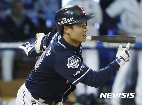【창원=뉴시스】최동준 기자 = 20일 경남 창원시 마산야구장에서 열린 2017 KBO 포스트시즌 플레이오프 3차전 두산 베어스 대 NC 다이노스의 경기, 6회초 1사 만루상황 두산 민병헌이 2타점 적시타를 치고 있다. 2017.10.20. photocdj@newsis.com