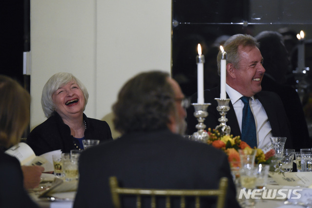 【워싱턴=AP/뉴시스】 킴 대럭 주미 영국 대사가 작성한 외교 메모가 유출됐다. "트럼프 대통령이 불명예스럽게 자리에서 내려올 것" "그가 가짜뉴스라고 주장한 내용은 대부분 사실" 등 수위 높은 비판이 담겨있어 양국의 외교 갈등으로 이어질 가능성이 높다는 우려가 나온다. 사진은 2017녀 워싱턴에서 열린 '국가경제인클럽'에 참석한 대럭(오른쪽) 대사. 2019.07.07.