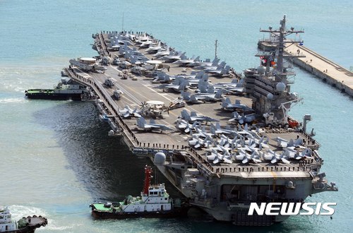 【부산=뉴시스】 하경민 기자 = 한·미 해군 연합훈련에 참가한 미국의 핵추진 항공모함 '로널드 레이건'(CVN-76·9만7000t급)함이 21일 부산 남구 해군작전사령부 부산작전기지에 입항하고 있다. 2003년 취역한 니미츠급 항공모함인 로널드 레이건함은 길이 332.8m, 폭 76.8m, 높이 63m 규모이며, 비행갑판의 면적은 축구장 3배 크기이다. 승조원 5500여 명이다.'떠다니는 군사기지'로 불리는 이 항모에는 미 해군 전투기 FA-18(슈퍼호넷), 공중조기경보기, 헬기 등 총 80여 대의 항공기를 탑재하고 있으며, 적 레이더 기지와 통신장비를 무력화 할 수 있는 E/A-18G 등 전자전기도 갖추고 있다. 2017.10.21. yulnetphoto@newsis.com