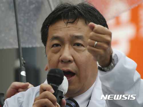 【도쿄=AP/뉴시스】일본 야당 '입헌민주당'의 에다노 유키오 대표가 2017년 10월21일 도쿄 시내에서 거리 유세를 펼치고 있다. 그는 28일 한국과 일본 간 군사정보보호협정(GSOMIA) 종료와 관련해 고노 다로(河野太郎) 외상의 대응에 문제가 있다고 비판하며 고노 외상 교체를 촉구했다. 2017.10.22 