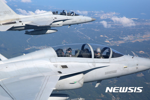 【서울=뉴시스】공군이 선발한 제6기 국민 조종사 4명이 지난 2017년 10월21일 국산 전투기 FA-50을 타고 강원도 평창 상공을 지나고 있다. 2017.10.21. (사진=공군 제공) photo@newsis.com