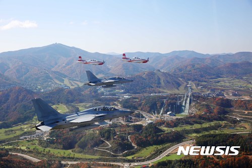 【서울=뉴시스】공군이 선발한 제6기 국민 조종사 4명이 지난 2017년 10월21일 국산 전투기 FA-50과 기본훈련기 KT-1을 타고 강원도 평창 알펜시아 상공을 지나고 있다. 2017.10.21. (사진=공군 제공) photo@newsis.com