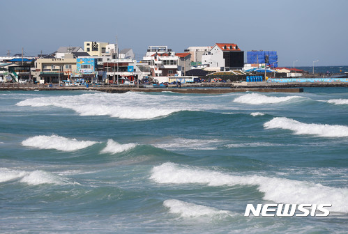 【제주=뉴시스】우장호 기자 = 제21호 태풍 '란'(Lan)이 일본 열도로 북상하고 있는 가운데 22일 오전 제주시 구좌원 월정리 해안도로 인근 바다에 높은 물결이 치고 있다. 2017.10.22. woo1223@newsis.com