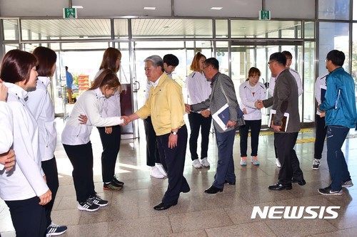 【삼척=뉴시스】김태식 기자 = 강원 삼척시청 여자핸드볼팀이 과감한 세대교체로 새롭게 태어났다. 사진은 지난 10월22일 전국체전 강원도 대표로 참가해 우승을 노리는 삼척시청 여자핸드볼팀을 김양호 시장이 격려하는 모습.2017.11.17(사진=삼척시청 제공) photo@newsis.com