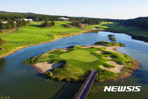 【서울=뉴시스】 제주 클럽나인브릿지의 시그니처 홀인 18번 홀 그린 주변 전경. (사진=CJ제공)