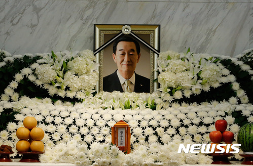 【서울=뉴시스】심동준 기자 = 이수영 OCI 회장이 21일 오전 숙환으로 별세했다. 향년 75세. 이 회장의 빈소는 신촌 세브란스 병원 장례식장 특1호실에 마련됐다. 영결식은 오는 25일 오전 8시로 예정됐다. 장지는 경기 동두천 예래원 공원 묘지다. 2017.10.22 (사진 = OCI 제공) s.won@newsis.com