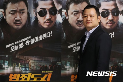 【서울=뉴시스】조성봉 기자 = 영화 ‘범죄도시’ 제작자 김홍백 홍필름 대표가 19일 오후 서울 강남구 키위미디어 사무실에서 뉴시스와 인터뷰를 하기 전 포즈를 취하고 있다. 2017.10.22.suncho21@newsis.com