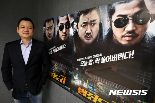 【서울=뉴시스】조성봉 기자 = 영화 ‘범죄도시’ 제작자 김홍백 홍필름 대표가 19일 오후 서울 강남구 키위미디어 사무실에서 뉴시스와 인터뷰를 하기 전 포즈를 취하고 있다. 2017.10.22.suncho21@newsis.com