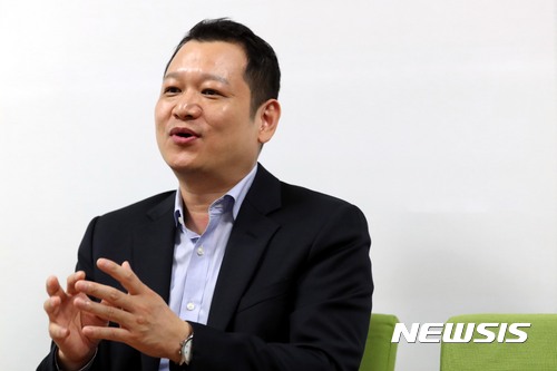【서울=뉴시스】조성봉 기자 = 영화 ‘범죄도시’ 제작자 김홍백 홍필름 대표가 19일 오후 서울 강남구 키위미디어 사무실에서 뉴시스와 인터뷰를 하고 있다. 2017.10.22.suncho21@newsis.com