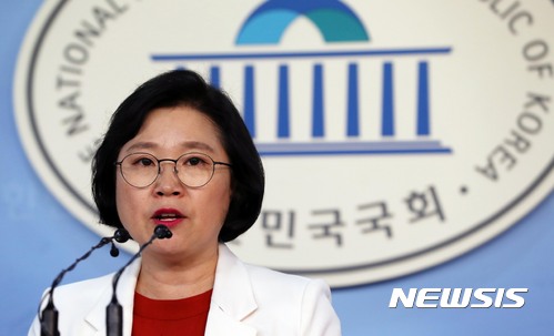 【서울=뉴시스】홍효식 기자 = 더불어민주당 김현 대변인이 22일 오후 서울 여의도 국회 정론관에서 문재인 대통령의 신고리 5,6호기 공론화위원회의 권고에 대한 입장 발표 관련 브리핑을 하고 있다. 2017.10.22. yesphoto@newsis.com