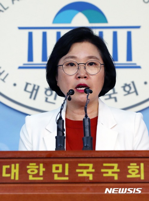 【서울=뉴시스】홍효식 기자 = 더불어민주당 김현 대변인이 22일 오후 서울 여의도 국회 정론관에서 문재인 대통령의 신고리 5,6호기 공론화위원회의 권고에 대한 입장 발표 관련 브리핑을 하고 있다. 2017.10.22.&nbsp; yesphoto@newsis.com