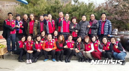 【제천=뉴시스】강신욱 기자 = 1962년과 1974년에 태어난 충북 제천지역 범띠 띠동갑들이 12년간 꾸준히 봉사활동을 해 눈길을 끌고 있다. 2017.10.23. (사진=제천 호랑이봉사단 제공) photo@newsis.com