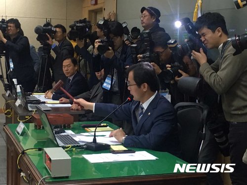 【대구=뉴시스】배소영 기자 = 23일 대구 수성구 육군 제2작전사령부에서 김영우 국회 국방위원장이 국정감사 시작을 알리며 의사봉을 두드리고 있다. 2017.10.23.&nbsp; soso@newsis.com 