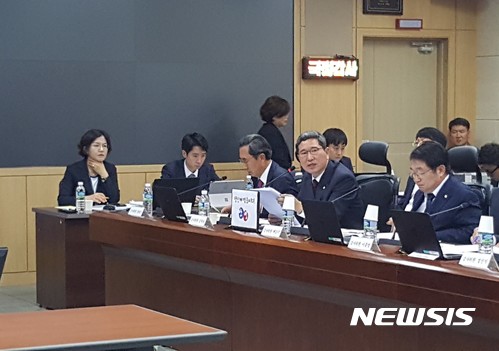 【대구=뉴시스】민경석 기자 = 23일 오전 대구 수성구 육군 제2작전사령부에서 열린 국회 국방위 국정감사에서 자유한국당 김학용 의원이 박한기 사령관과 질의응답을 하고 있다. 2017.10.23.0803mks@newsis.com