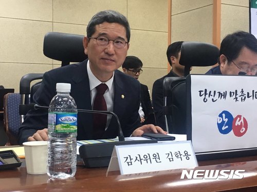 【대구=뉴시스】배소영 기자 = 23일 대구 수성구 육군 제2작전사령부에서 국정감사가 열린 가운데 김학용 의원이 질의하고 있다. 2017.10.23. soso@newsis.com