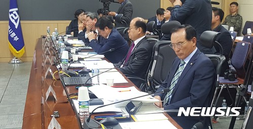 【대구=뉴시스】민경석 기자 = 23일 오전 대구 수성구 육군 제2작전사령부에서 열린 국회 국방위 국정감사에서 국민의당 김중로 의원이 업무보고 자료를 검토하고 있다. 2017.10.23. 0803mks@newsis.com