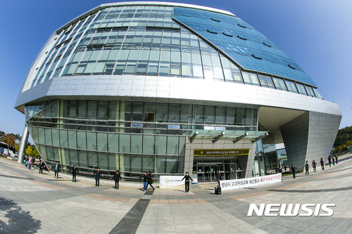 【성남=뉴시스】 이승호 기자 = 경기 성남시 초·중·고 학부모 네트워크협의회 소속 회원들이 23일 성남시의회 청사 앞에서 '고교 무상교복' 예산안 통과를 촉구하는 기자회견을 마치고, 의회청사를 둘러싸는 인간 띠 퍼포먼스를 하고 있다.2017.10.23.(사진 = 성남시청 제공) photo@newsisw.com