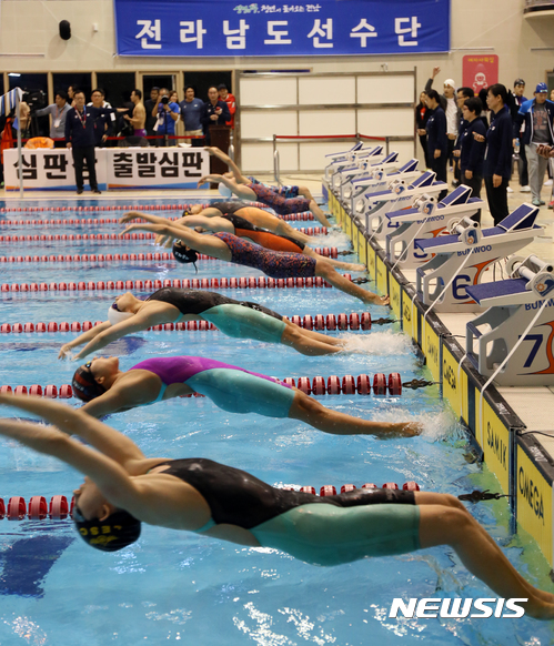 [청주=뉴시스] 23일 오후 충북 청주 실내수영장에서 열린 98회 전국체육대회 수영 여자고등부 배영100M 결승에서 선수들이 힘찬 출발을 하고 있다. (사진 =뉴시스 DB). 2017.10.23. photo@newsis.com 