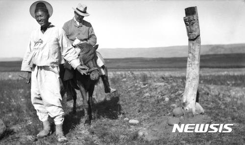【서울=뉴시스】 신동립 기자 = 말을 탄 헤르만 산더, 1906년. 성진에서 길주로 가던 산더가 장승 옆을 지나고 있다. 마부는 조선인 통역관인 듯하며 산더는 무엇인가를 기록 중이다.