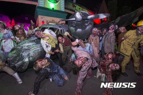 【용인=뉴시스】 이승호 기자 = 에버랜드는 31일 '핼러윈 데이'를 맞아 다양한 체험 코스를 마련했다고 23일 밝혔다. 좀비 연기자들이 에버랜드 블러드시티에서 짜릿한 공포 연기를 하고 있다.2017.10.23.(사진 = 에버랜드 제공)&nbsp;&nbsp;&nbsp; photo@newsis.com