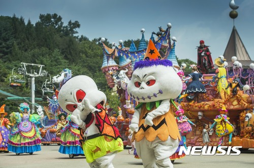 【용인=뉴시스】 이승호 기자 = 에버랜드는 31일 '핼러윈 데이'를 맞아 다양한 체험 코스를 마련했다고 23일 밝혔다. 에버랜드에서 드라큘라, 유령, 호박 등 50여 명의 핼러윈 캐릭터가 행진하는 '해피 핼러윈 파티' 퍼레이드가 펼쳐지고 있다.2017.10.23.(사진 = 에버랜드 제공)&nbsp;&nbsp;&nbsp; photo@newsis.com