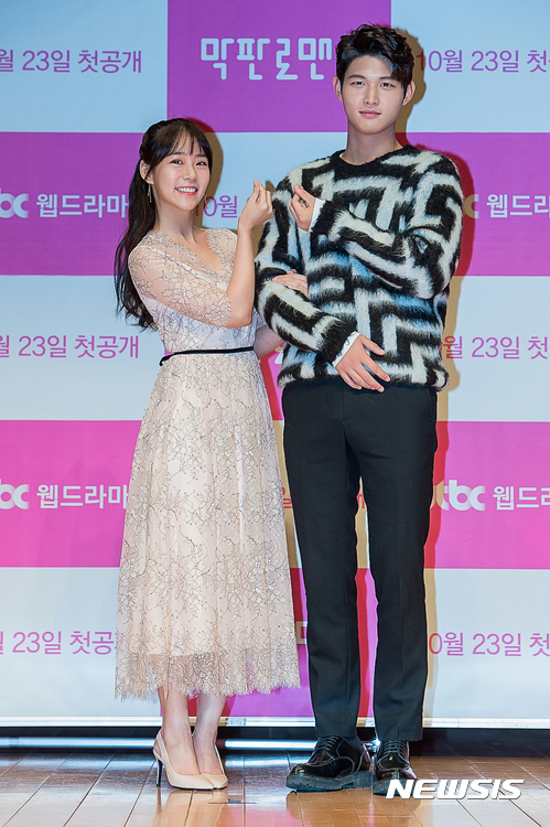 【서울=뉴시스】23일 서울 상암동 JTBC 사옥에서 열린 이 방송사 웹드라마 '막판로맨스’ 제작발표회에서 남녀 주연 배우 한승연(왼쪽)과 이서원이 다정한 포즈를 취했다. (사진=JTBC 제공)