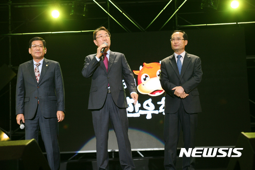 【횡성=뉴시스】권순명 기자 = 23일 대한민국 명품 먹거리축제인 '제13회 횡성한우축제'가 19일부터 23일까지 5일간의 일정으로 강원 횡성군 횡성읍 섬강둔치에서 열린 가운데 성황리에 폐막했다. 이날 한규호 횡성군수, 이대균 횡성군의회 의장, 원팔연 축제 추진 위원장이 축제기간 동안 수고한 군청 직원과 횡성한우축제 추진위원 관계자, 횡성문화재단 관계자에게 노고를 격려하고 있다. 2017.10.23.gsm@newsis.com