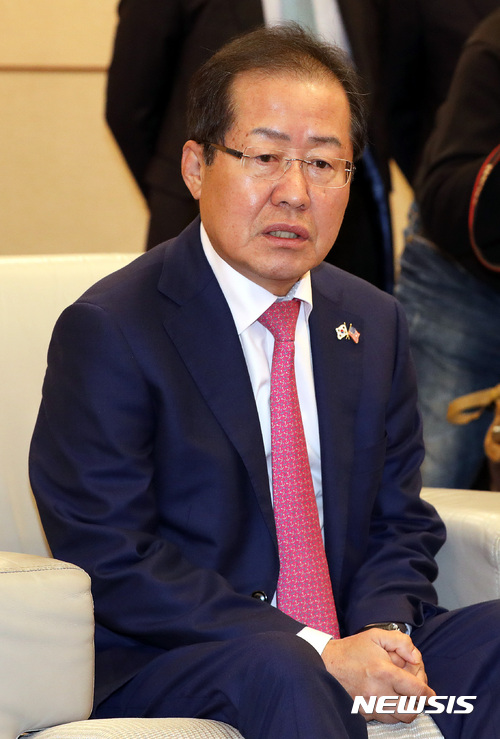 【인천공항=뉴시스】김선웅 기자 = 홍준표 자유한국당 대표가 23일 오전 인천국제공항에서 미국 방문을 앞두고 기자간담회를 하고 있다. 홍 대표는 북핵 대응 전술핵 재배치를 주장하기 위해 미국에 방문해 폴 라이언 하원의장 및 맥 쏜베리 하원 군사위원장, 존 코닌 상원 공화당 원내총무 등 미국 군사외교분야 인사들과 만나 북핵 위기 해결방안을 논의할 예정이다. 2017.10.23. mangusta@newsis.com